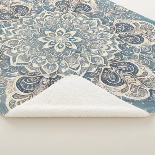 Snowflake Mandala in Frosty Hues 3 Sherpadecke (3/4)