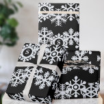 Snowflake Monogram Black Christmas Wrapping Paper Geschenkpapier<br><div class="desc">Sie suchen ein spezielles Urlaubspapier? Karo aus diesem bezaubernden Schwarz-Weiß-Schneeflocke Custom Weihnachtswrapping Paper! Es zeigt ein Muster von Schneeflocken mit Platz für Ihren Anfang.</div>