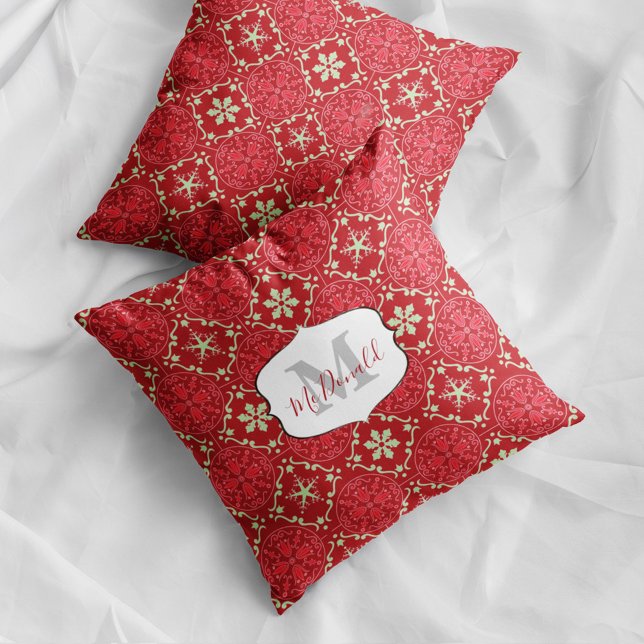 Snowflake Monogram Eleganter Roter Winter Personal Kissen (Red Christmas snowflake monogram pillow with personalized name festive holiday decor accent.)