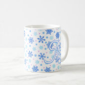 Snowflake Pastel Baby Blue Elegante Script Monogra Kaffeetasse (VorderseiteRechts)