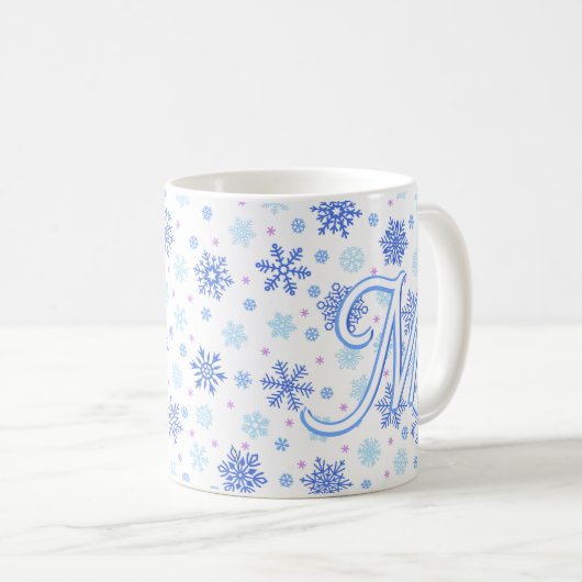 Snowflake Pastel Baby Blue Elegante Script Monogra Kaffeetasse (VorderseiteRechts)