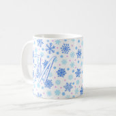Snowflake Pastel Baby Blue Elegante Script Monogra Kaffeetasse (Vorderseite Links)