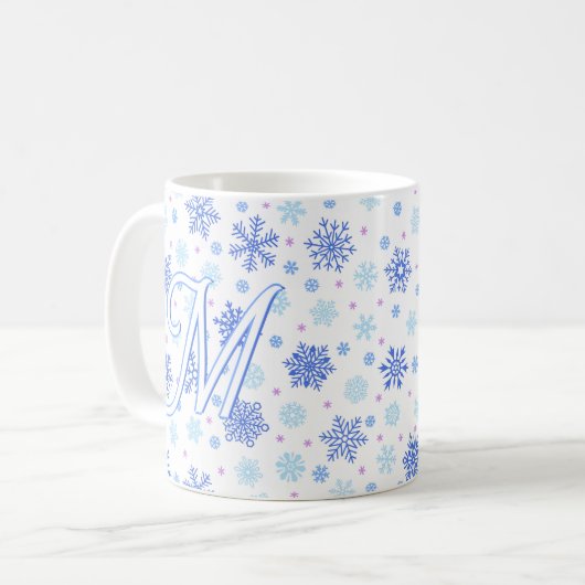 Snowflake Pastel Baby Blue Elegante Script Monogra Kaffeetasse (Vorderseite Links)