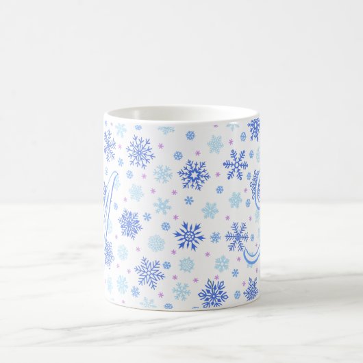 Snowflake Pastel Baby Blue Elegante Script Monogra Kaffeetasse (Mittel)