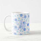 Snowflake Pastel Baby Blue Elegante Script Monogra Kaffeetasse (Links)