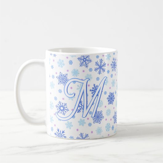 Snowflake Pastel Baby Blue Elegante Script Monogra Kaffeetasse (Links)