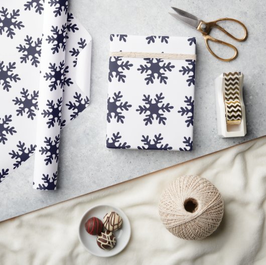 Snowflake Pattern Navy Blue Holiday Geschenkpapier (Kunsthandwerk)
