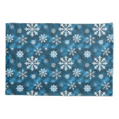 Snowflake Pattern On Wintery Blue Background Kissenbezug (Rückseite-Links)