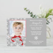 Snowflake Red Bow Winter Onederland Foto Geburtsta Einladung (Stehend Vorderseite)