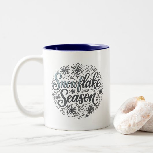 Snowflake Season Winterästhetische Kaffeepause Tas Zweifarbige Tasse (Mit Donut)