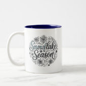 Snowflake Season Winterästhetische Kaffeepause Tas Zweifarbige Tasse (Links)