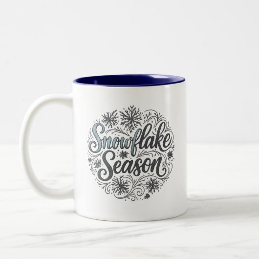 Snowflake Season Winterästhetische Kaffeepause Tas Zweifarbige Tasse (Links)