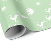 Snowflake und Santa mit Schlitten auf Light Green Geschenkpapier (Rolleneckpunkt)