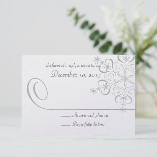 Snowflake White Elegance Response Card RSVP Karte (Stehend Vorderseite)