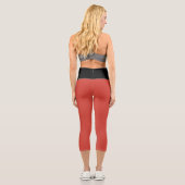 Snowflakes and Angels on Red Background Black Capri Leggings (Rückseite)