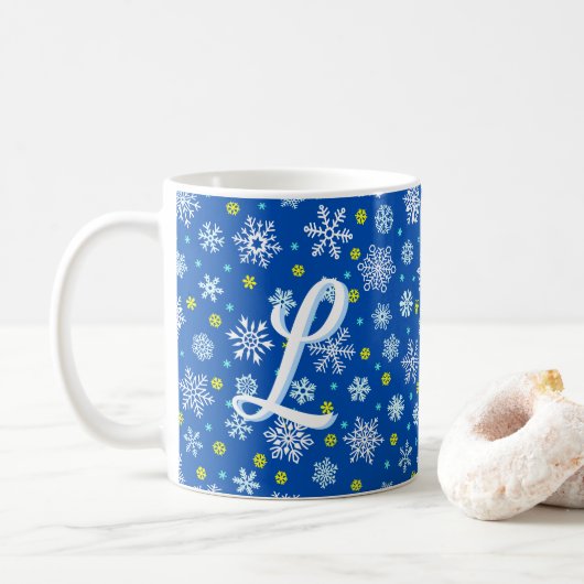 Snowflakes Blue Navy Blue Elegante Script Monogram Kaffeetasse (Mit Donut)
