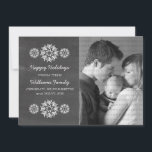 Snowflakes Chalkboard Foto Flat Card, Grau Feiertagskarte<br><div class="desc">Moderne und trendige Snowflakes Chalkboard Foto Flat Card mit grauem Chalkboard Look Hintergrund und eleganten Schneeflocken in Weiß. Diese schicke Fotokarte eignet sich hervorragend für den Versand von Urlaubsgrüße. Passen Sie sich mit Ihrem eigenen Foto und dem personalisierten Gruß Ihrer Wahl an. Klicken Sie auf "Anpassen", um weitere Personalisierungsoptionen zu...</div>
