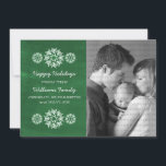 Snowflakes Chalkboard Foto Flat Card, Green Feiertagskarte<br><div class="desc">Moderne und trendige Snowflakes Chalkboard Foto Flat Card mit einem grünen Chalkboard-Look Hintergrund und eleganten Schneeflocken in Weiß. Diese schicke Fotokarte eignet sich hervorragend für den Versand von Urlaubsgrüße. Passen Sie sich mit Ihrem eigenen Foto und dem personalisierten Gruß Ihrer Wahl an. Klicken Sie auf "Anpassen", um weitere Personalisierungsoptionen zu...</div>