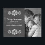 Snowflakes Chalkboard Foto Postkarte, grau Feiertagspostkarte<br><div class="desc">Moderne und trendige Snowflakes Chalkboard Foto Postcard mit grauem Chalkboard-Look und eleganten Schneeflocken in Weiß. Diese schicke Postkarte eignet sich hervorragend für Urlaubsfreuden. Passen Sie sich mit Ihrem eigenen Foto und dem personalisierten Gruß Ihrer Wahl an. Klicken Sie auf "Anpassen",  um weitere Personalisierungsoptionen zu erhalten.</div>