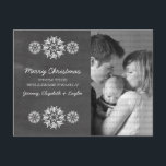 Snowflakes Chalkboard Foto Postkarte, grau Feiertagspostkarte<br><div class="desc">Moderne und trendige Snowflakes Chalkboard Foto Postcard mit grauem Chalkboard-Look und eleganten Schneeflocken in Weiß. Diese schicke Postkarte eignet sich hervorragend für Urlaubsfreuden. Passen Sie sich mit Ihrem eigenen Foto und dem personalisierten Gruß Ihrer Wahl an. Klicken Sie auf "Anpassen",  um weitere Personalisierungsoptionen zu erhalten.</div>