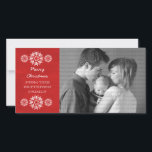 Snowflakes Chalkboard Holiday Foto Card, Rot Feiertagskarte<br><div class="desc">Moderne und trendige Snowflakes Chalkboard Foto Card mit dunkelrotem Chalkboard-Look Hintergrund und eleganten Schneeflocken in Weiß. Diese schicke Fotokarte eignet sich hervorragend für den Versand von Urlaubsgrüße. Passen Sie sich mit Ihrem eigenen Foto und dem personalisierten Gruß Ihrer Wahl an. Klicken Sie auf "Anpassen",  um weitere Personalisierungsoptionen zu erhalten.</div>