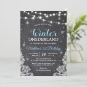 Snowflakes Chalkboard Schnürsenkel Baby Boy Erstge Einladung (Stehend Vorderseite)