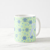Snowflakes Pastel Green Elegante Script Monogram Kaffeetasse (VorderseiteRechts)