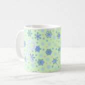 Snowflakes Pastel Green Elegante Script Monogram Kaffeetasse (Vorderseite Links)