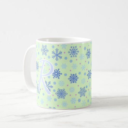 Snowflakes Pastel Green Elegante Script Monogram Kaffeetasse (Vorderseite Links)