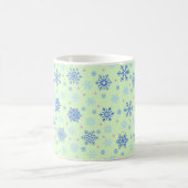 Snowflakes Pastel Green Elegante Script Monogram Kaffeetasse (Mittel)