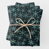 Snowflakes White Blue in Black Night Sky Geschenkpapier Set (Beispiel)