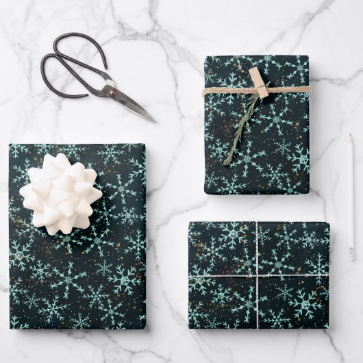 Snowflakes White Blue in Black Night Sky Geschenkpapier Set (Vorderseite)