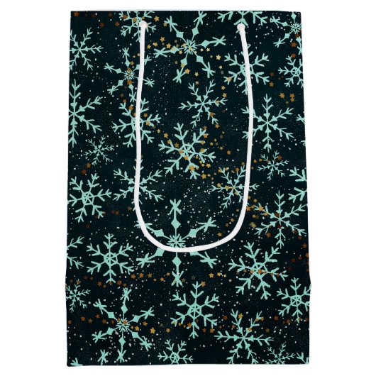 Snowflakes White Blue in Black Night Sky Mittlere Geschenktüte (Rückseite)