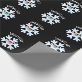 Snowflaky Funny Snow Flake Puff Dark BG Geschenkpapier (Ecke)