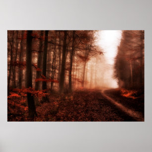 Snowless Wald des drastischen roten nebeligen Poster
