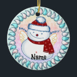 Snowman Angel Keramik Ornament<br><div class="desc">Snowman Angel Verzierung, T - Shirt und Geschenke von ArtMuvz Illustration. Matching Funny Snowmen Shirt, Bindemittel, Tasse, Ornament. Fügen Sie Ihren Namen hinzu oder fügen Sie stattdessen Text hinzu. Passen Sie dieses Schneemann-Ornament an, um es für Sie einzigartig zu machen oder als personalisiertes Geschenk zu geben</div>