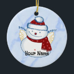 Snowman-Angel-Ornamente Keramik Ornament<br><div class="desc">Snowman Angel Ornamente,  T - Shirt und Geschenke von ArtMuvz Illustration. Matching Funny Snowmen Shirt,  Bindemittel,  Tasse,  Ornament. Fügen Sie Ihren Namen hinzu oder fügen Sie stattdessen Text hinzu. Passen Sie dieses Schneemann-Ornament an,  um es für Sie einzigartig zu machen oder als personalisiertes Geschenk zu geben</div>