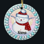 Snowman-Angel-Ornamente Keramik Ornament<br><div class="desc">Snowman Angel Ziergegenstände,  T - Shirt und Geschenke von ArtMuvz Illustration. Matching Funny Snowmen Shirt,  Bindemittel,  Tasse,  Ornament. Fügen Sie Ihren Namen hinzu oder fügen Sie stattdessen Text hinzu. Passen Sie dieses Schneemann-Ornament an,  um es für Sie einzigartig zu machen oder als personalisiertes Geschenk zu geben</div>