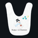 Snowman Baby's First Christmas Babylätzchen<br><div class="desc">Ein niedlicher Schneemann,  der einen Weihnachtsschmuck hält,  das erste Weihnachtsfest des Babys! Fügen Sie den Namen des Babys hinzu,  um ihn anzupassen!</div>