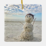 Snowman Beach Florida Urlaub Weihnachten Keramikornament<br><div class="desc">Ich fand diesen niedlichen kleinen Typ am Strand und konnte ihm nicht widerstehen. Herzlichen Glückwunsch an Florida und dass dieser Schneemann,  er,  Shellman,  Sie lächelt!</div>