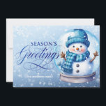 Snowman Blue Season's Grüße Weihnachten<br><div class="desc">"Season's Greetings",  anpassbar horizontal formatierte Weihnachtsgrüßkarte mit einem niedlichen Schneemann in einer Schneekugel auf weichem blauem Hintergrund. Personalisieren Sie Ihre Daten mit Ihrem Familiennamen. Kontaktieren Sie mich,  um Hilfe bei Ihren Anpassungen zu erhalten oder um zusätzliche Matching oder Koordination von Zazzle Produkten anzufordern.</div>