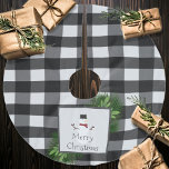 Snowman Buffalo Kariertes Baumrock<br><div class="desc">Fügen Sie Ihrem Weihnachtsbaum in dieser Urlaubssaison eine elegante Touch mit einem Snowman Buffalo Kariert Tree Skirt hinzu. Im Baumrockdesign befindet sich eine mit Kiefernästen geschmückte Box,  die einen zauberhaften Schneemann mit einem karierten,  schwarz-weißen Büffel bildet. Mit diesem Design sind auch zusätzliche Geschenk- und Urlaubsartikel erhältlich.</div>
