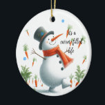 Snowman Carrot - Leben Keramik Ornament<br><div class="desc">Entdecken Sie ein skurriles Ornament,  das sich perfekt zum Hängen auf einem Weihnachtsbaum eignet,  und zeigen Sie einen fröhlichen Schneemann,  der in einem Karottengarten tanzt. Die Freude eines echten Schneemanns. Dieses charmante Snowmanndesign personalisieren,  indem Sie die Botschaft nach Ihren Wünschen ändern.</div>