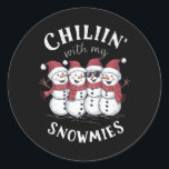Snowman Christmas Chillin mit meinen Snowmies-Gesc Runder Aufkleber<br><div class="desc">Snowman Christmas Chillin mit meinen Snowmies-Geschenken</div>