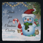 Snowman Christmas Cooking Trivet Töpfeuntersetzer<br><div class="desc">Niedlicher Schneemann mit Süßkarren,  mit der Meldung "Danke für die Weihnachtskochen",  wird auf diesem Trivet vorgestellt. Trivet macht eine großartige Dekoration und schützt Ihren Urlaubstisch vor warmen Speisen. Ein tolles Geschenk für die Gastgeberin oder die Gastgeberin des Weihnachtsdinner!</div>