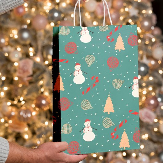 Snowman & Christmas Icons Pattern- Playful Holiday Mittlere Geschenktüte