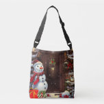 Snowman Christmas Scene Tragetaschen Mit Langen Trägern<br><div class="desc">Das ist eine lustige Weihnachts-Crossbody-Tasche,  um Ihren Weihnachtsschrank zu ergänzen,  mit einem Schneemann mit Geschenken an der Haustür eines Hauses in einem Vintagen Aquarell-Stil.</div>