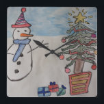 Snowman & Christmas Tree Wall Clock Quadratische Wanduhr<br><div class="desc">Ein sehr niedlicher Schneemann hat eine ganz neue Wolle mit einem gemütlichen blauen Schal für die Feriensaison. Er ist so begeistert, dass es Heiligabend ist, und sein Weihnachtsbaum ist wunderschön mit glänzenden Bauern und glitzerndem Tinkel dekoriert. Die hellumhüllten Geschenke stapeln sich unter den immergrünen Ästen und der Schnee ist tief...</div>
