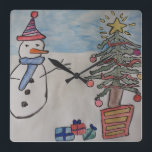 Snowman & Christmas Tree Wall Clock Quadratische Wanduhr<br><div class="desc">Ein sehr niedlicher Schneemann hat eine ganz neue Wolle mit einem gemütlichen blauen Schal für die Feriensaison. Er ist so begeistert, dass es Heiligabend ist, und sein Weihnachtsbaum ist wunderschön mit glänzenden Bauern und glitzerndem Tinkel dekoriert. Die hellumhüllten Geschenke stapeln sich unter den immergrünen Ästen und der Schnee ist tief...</div>