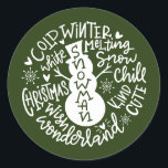 Snowman Christmas Winter Wonderland Typografie Runder Aufkleber<br><div class="desc">Eine festliche typografische Komposition von handgeschriebenem Weihnachtszitat (Schneekill, Steinglocken, Kalter Winter, Weiße Weihnachten, Wunderland, Weihnachtswunsch) umkreist einen Schneemann mit kleinen Herzen und Schneeflocken. Ideal, um Weihnachts- und Feiertagsbriefe und Weihnachtskarten zu Siegel oder Ihre Geschenke unter dem Weihnachtsbaum zu schmücken! Forest Green Farbe ist vollständig veränderbar, auch die Farbe Weiß ist...</div>